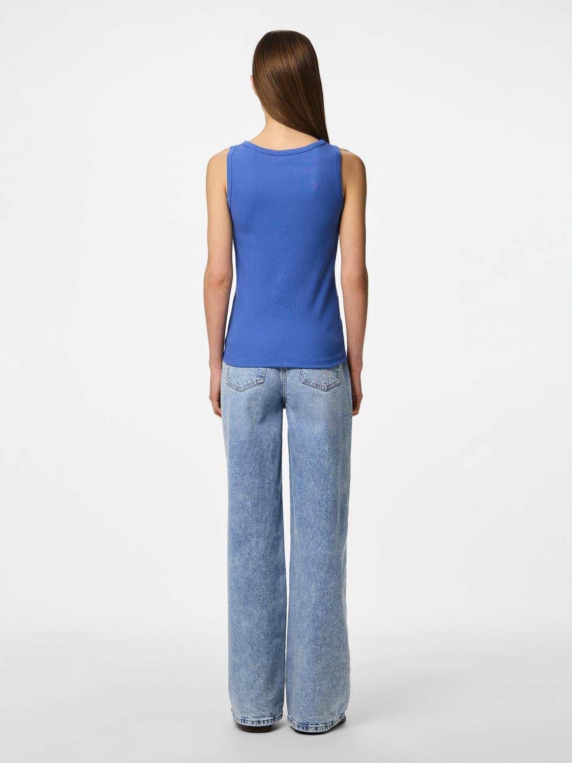 model_shot-back